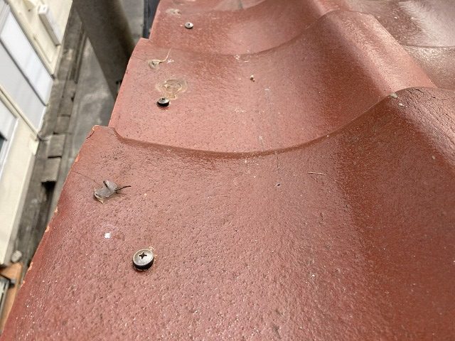 端の瓦をビス留め